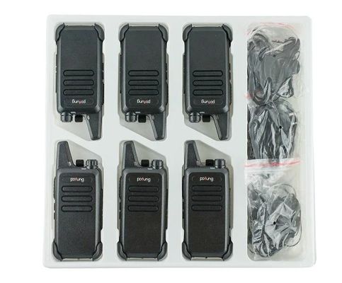 La communication à longue portée facilité grâce au walkie-talkie VHF de 2 W et au chargeur à six voies
