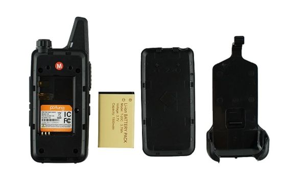 La communication à longue portée facilité grâce au walkie-talkie VHF de 2 W et au chargeur à six voies