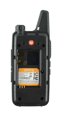 La communication à longue portée facilité grâce au walkie-talkie VHF de 2 W et au chargeur à six voies
