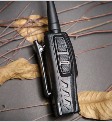 Les radios à fréquence UHF de type 2W ont une puissance de sortie