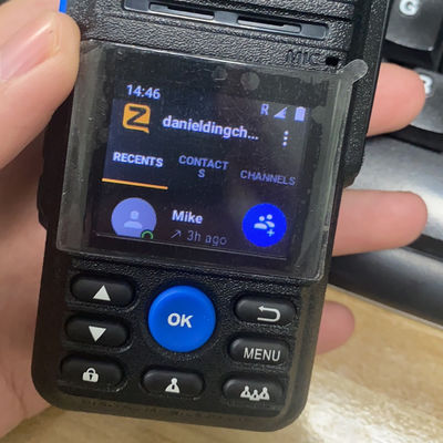 Communication en temps réel avec Avaialble OEM 110*56*34mm Walkie Talkie et affichage coloré