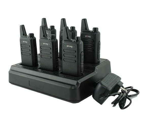 La communication à longue portée facilité grâce au walkie-talkie VHF de 2 W et au chargeur à six voies