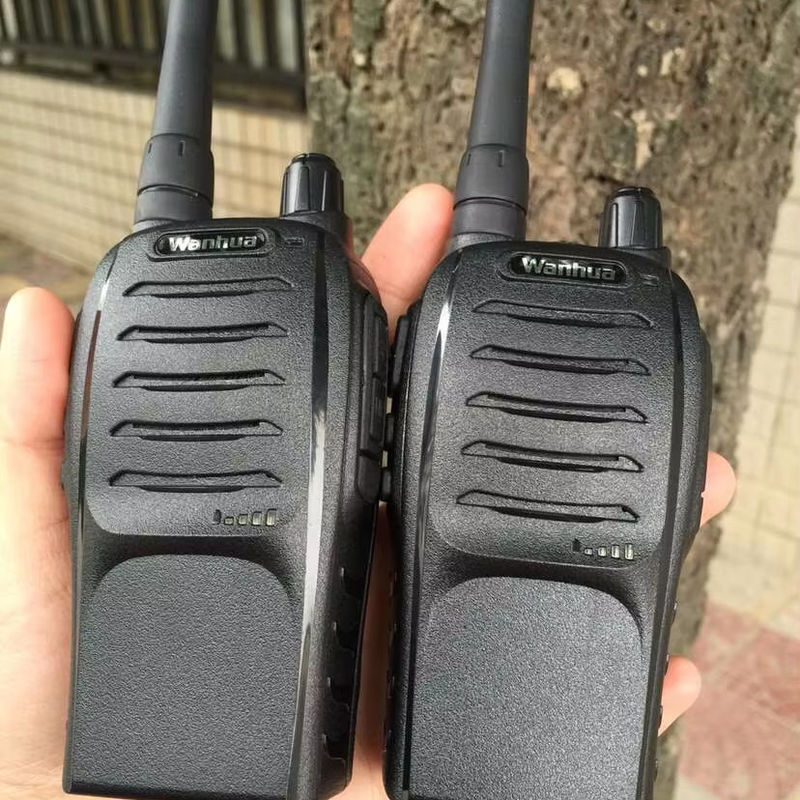 Les radios à fréquence UHF de type 2W ont une puissance de sortie