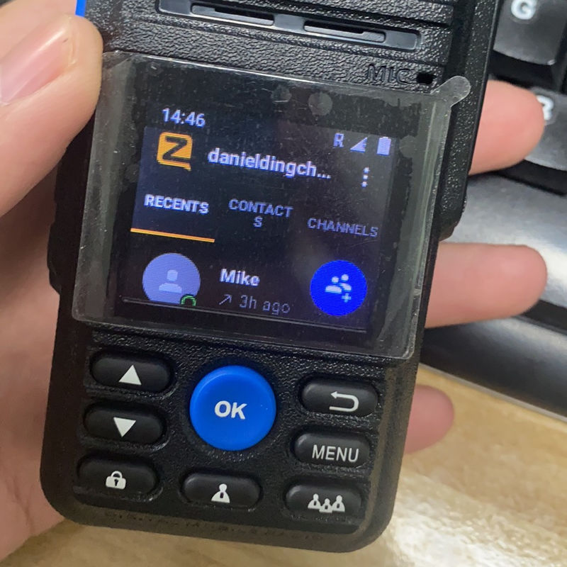 Communication en temps réel avec Avaialble OEM 110*56*34mm Walkie Talkie et affichage coloré